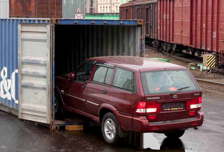 Доставка жд контейнером автомобиля  из Владивостока в Омск